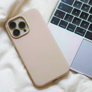 シンプルで落ち着いたベージュのスマートフォンケース