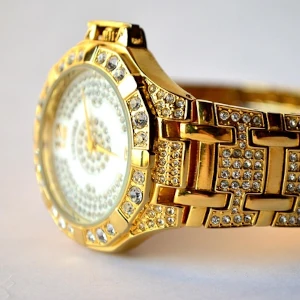 金色のケースやベルトを使った腕時計