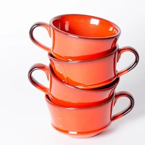 オレンジ色のマグカップと食器